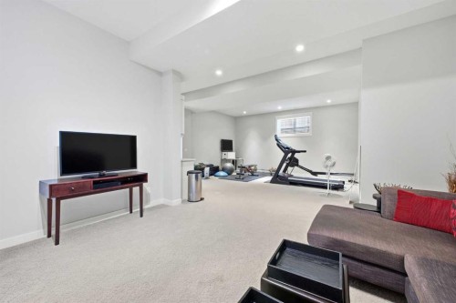 932 5 Avenue Ne, Calgary, AB - Indoor Photo Showing Gym Room