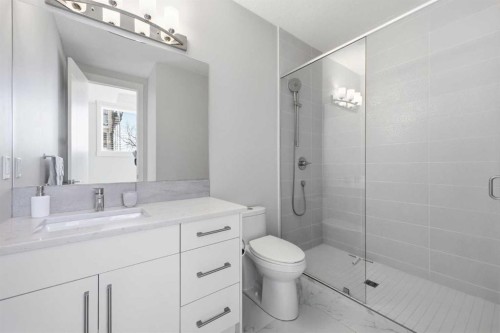 932 5 Avenue Ne, Calgary, AB - Indoor Photo Showing Bathroom