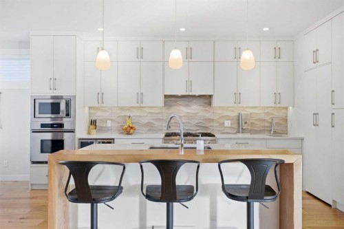 932 5 Avenue Ne, Calgary, AB - Indoor Photo Showing Kitchen With Upgraded Kitchen