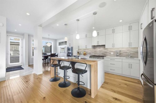 932 5 Avenue Ne, Calgary, AB - Indoor Photo Showing Kitchen With Upgraded Kitchen