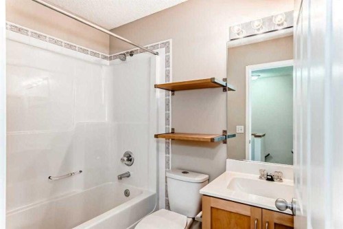 677 Regal Park Ne, Calgary, AB - Indoor Photo Showing Bathroom