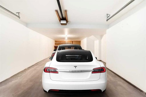 677 Regal Park Ne, Calgary, AB - Indoor Photo Showing Garage