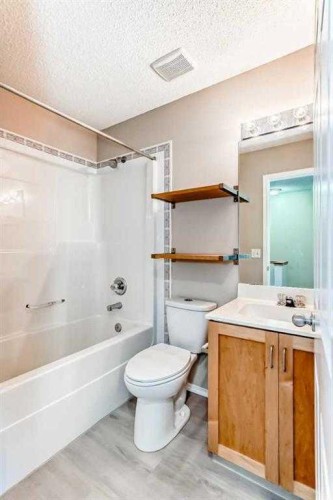 677 Regal Park Ne, Calgary, AB - Indoor Photo Showing Bathroom