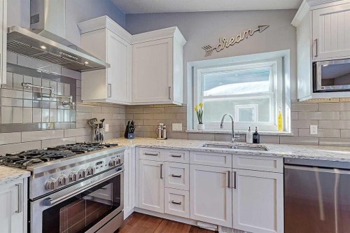 617 Sunmills Drive Se, Calgary, AB - Indoor Photo Showing Kitchen With Upgraded Kitchen