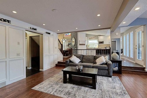 617 Sunmills Drive Se, Calgary, AB - Indoor Photo Showing Living Room
