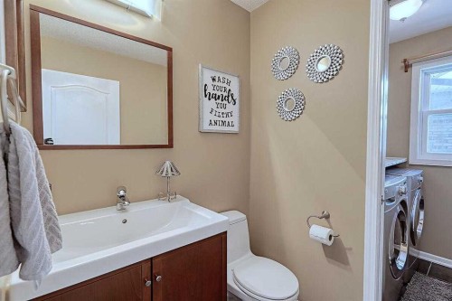617 Sunmills Drive Se, Calgary, AB - Indoor Photo Showing Bathroom
