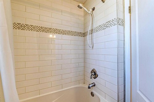 617 Sunmills Drive Se, Calgary, AB - Indoor Photo Showing Bathroom