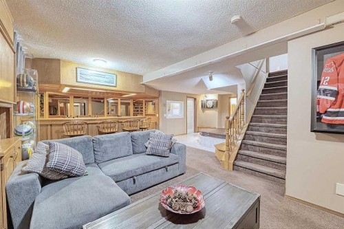 617 Sunmills Drive Se, Calgary, AB - Indoor Photo Showing Living Room