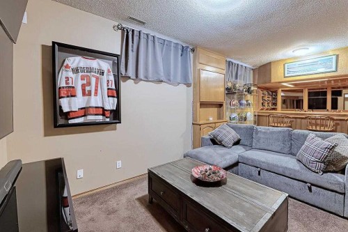 617 Sunmills Drive Se, Calgary, AB - Indoor Photo Showing Living Room