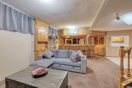 617 Sunmills Drive Se, Calgary, AB - Indoor Photo Showing Living Room