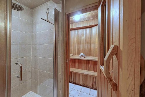 617 Sunmills Drive Se, Calgary, AB - Indoor Photo Showing Bathroom