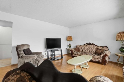 5224 5 Avenue Se, Calgary, AB - Indoor Photo Showing Living Room