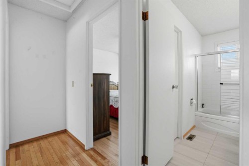 5224 5 Avenue Se, Calgary, AB - Indoor Photo Showing Other Room