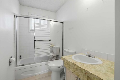 5224 5 Avenue Se, Calgary, AB - Indoor Photo Showing Bathroom
