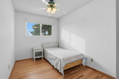 5224 5 Avenue Se, Calgary, AB - Indoor Photo Showing Bedroom