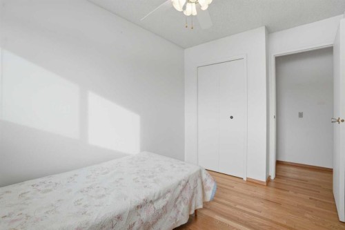 5224 5 Avenue Se, Calgary, AB - Indoor Photo Showing Bedroom