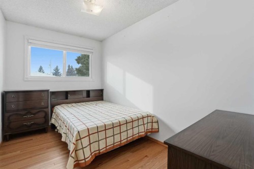 5224 5 Avenue Se, Calgary, AB - Indoor Photo Showing Bedroom