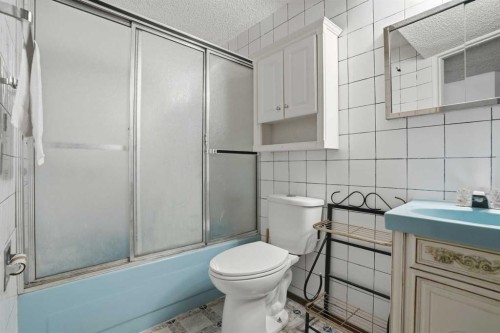 5224 5 Avenue Se, Calgary, AB - Indoor Photo Showing Bathroom