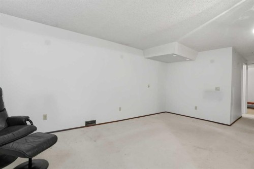 5224 5 Avenue Se, Calgary, AB - Indoor Photo Showing Other Room