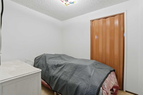 5224 5 Avenue Se, Calgary, AB - Indoor Photo Showing Bedroom