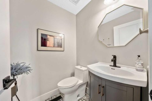 95 Cranleigh Gardens Se, Calgary, AB - Indoor Photo Showing Bathroom