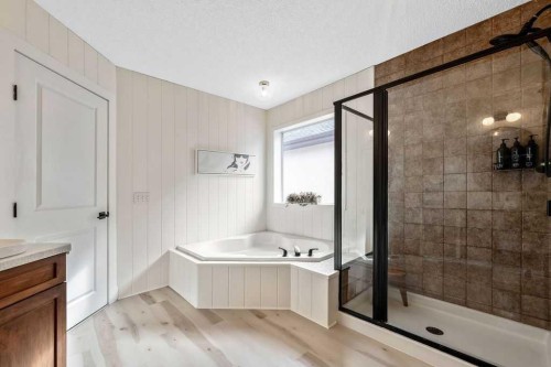 95 Cranleigh Gardens Se, Calgary, AB - Indoor Photo Showing Bathroom