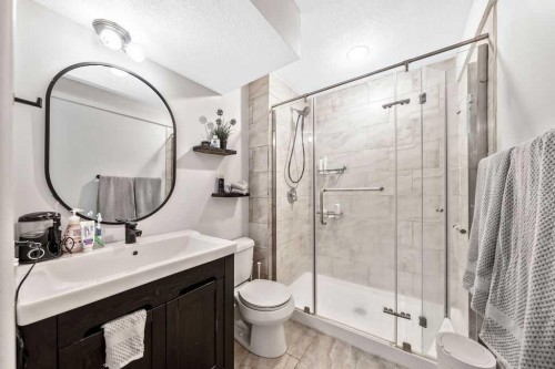 95 Cranleigh Gardens Se, Calgary, AB - Indoor Photo Showing Bathroom