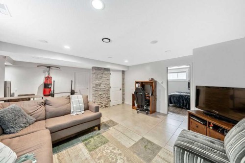 95 Cranleigh Gardens Se, Calgary, AB - Indoor Photo Showing Living Room