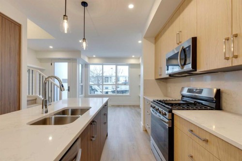 2124 7 Street Nw, Calgary, AB - Indoor Photo Showing Kitchen With Double Sink With Upgraded Kitchen