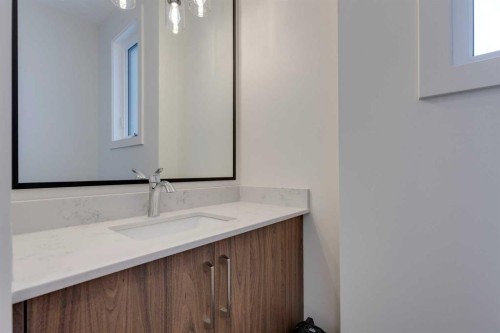 2124 7 Street Nw, Calgary, AB - Indoor Photo Showing Bathroom