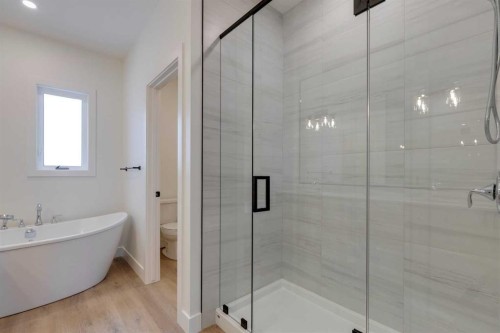 2124 7 Street Nw, Calgary, AB - Indoor Photo Showing Bathroom