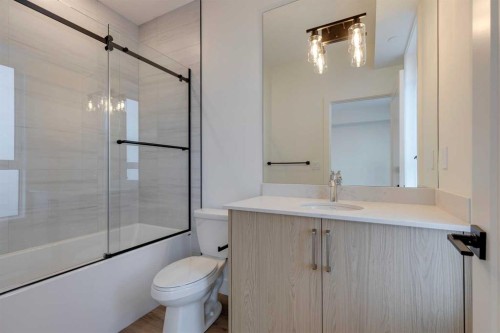 2124 7 Street Nw, Calgary, AB - Indoor Photo Showing Bathroom