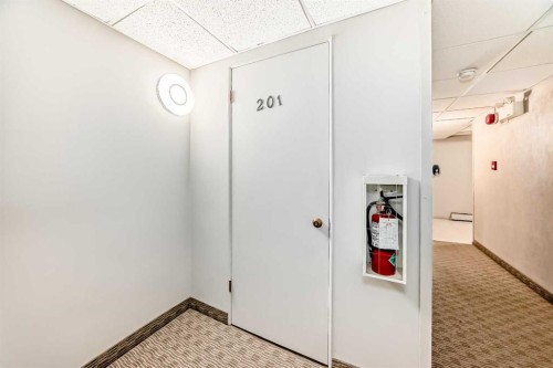 201-512 Cedar Crescent Sw, Calgary, AB - Indoor Photo Showing Other Room