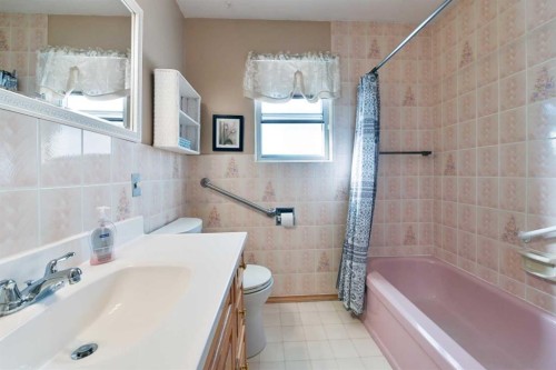 7703 5 Street Sw, Calgary, AB - Indoor Photo Showing Bathroom
