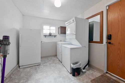 7703 5 Street Sw, Calgary, AB - Indoor Photo Showing Laundry Room