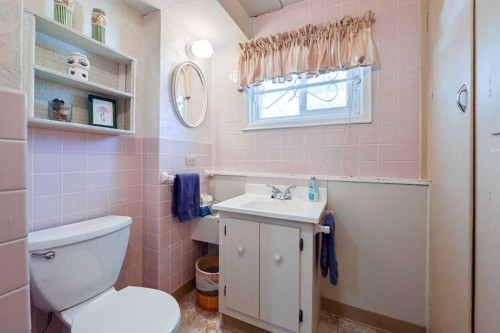 7703 5 Street Sw, Calgary, AB - Indoor Photo Showing Bathroom