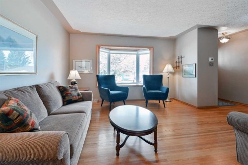 7703 5 Street Sw, Calgary, AB - Indoor Photo Showing Living Room
