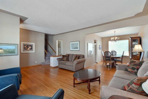 7703 5 Street Sw, Calgary, AB - Indoor Photo Showing Living Room