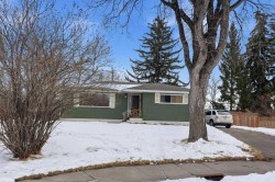 3 Hartford Place NW Calgary, AB T2K 2A7