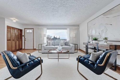 13 Hawthorne Crescent Nw, Calgary, AB - Indoor Photo Showing Living Room