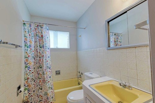 75 Wildwood Drive Sw, Calgary, AB - Indoor Photo Showing Bathroom