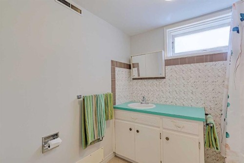 75 Wildwood Drive Sw, Calgary, AB - Indoor