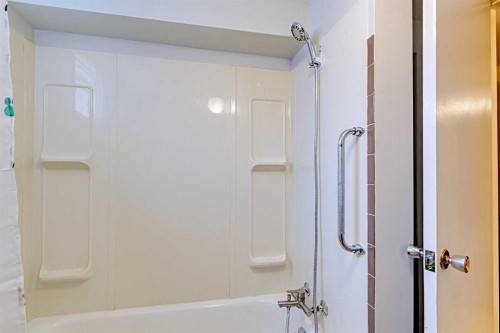 75 Wildwood Drive Sw, Calgary, AB - Indoor Photo Showing Bathroom