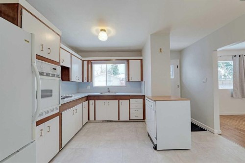 75 Wildwood Drive Sw, Calgary, AB - Indoor Photo Showing Kitchen