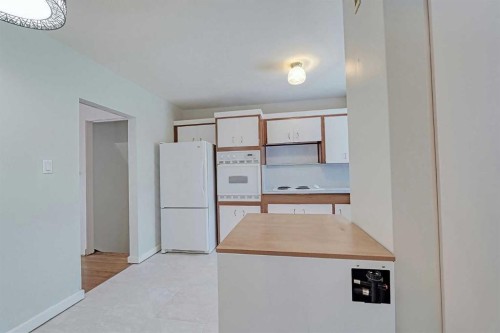 75 Wildwood Drive Sw, Calgary, AB - Indoor Photo Showing Kitchen
