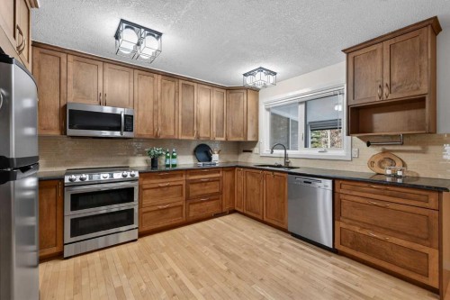 315 Woodhaven Place Sw, Calgary, AB - Indoor Photo Showing Kitchen