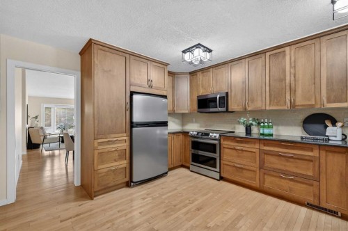 315 Woodhaven Place Sw, Calgary, AB - Indoor Photo Showing Kitchen