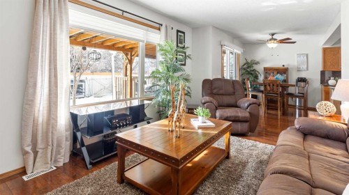 323 Mt Cornwall Circle Se, Calgary, AB - Indoor Photo Showing Living Room