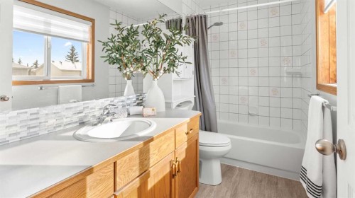 323 Mt Cornwall Circle Se, Calgary, AB - Indoor Photo Showing Bathroom