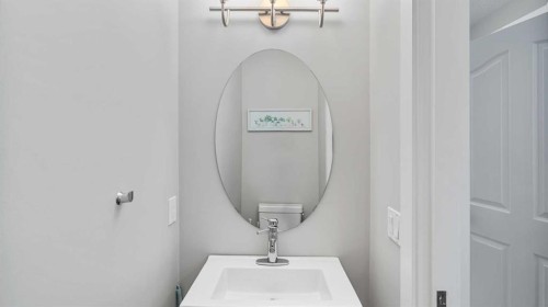 39 Mt Douglas Point Se, Calgary, AB - Indoor Photo Showing Bathroom